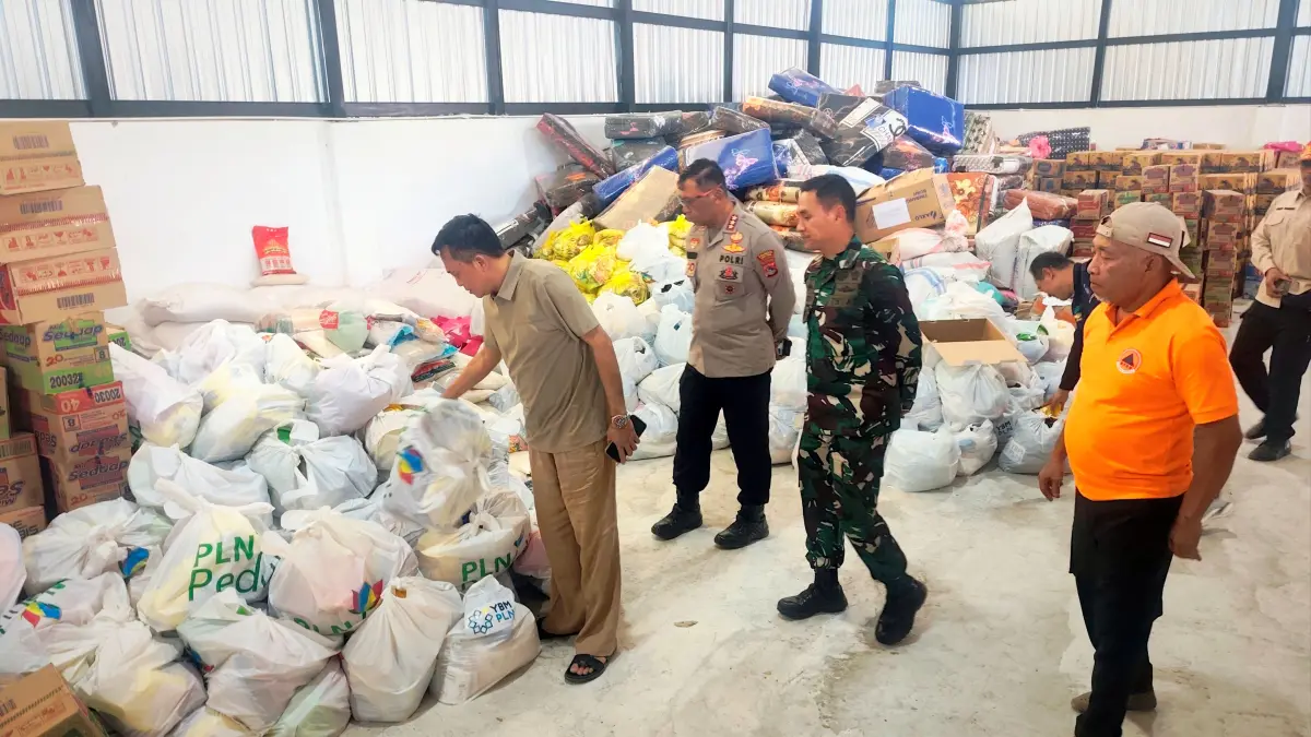 Bupati Loteng Lalu Pathul Bahri (kiri) meninjau logistik bantuan donatur untuk korban di gudang logistik KDMP Rembitan, Desa Rembitan, Pujut, Loteng, Selasa (25/8).