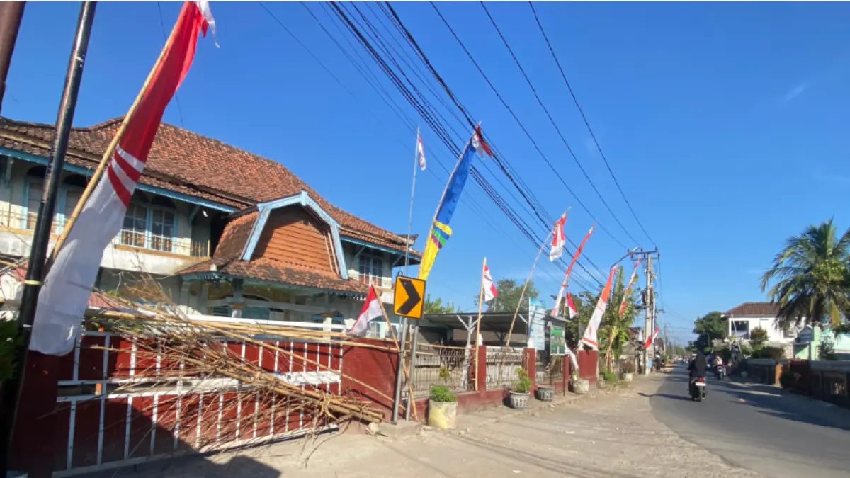 DISEGEL: Pintu masuk kantor desa disegel oknum warga setempat dan sudah dilaporkan ke Polres Lombok Barat, Rabu (26/8). (TONI/LOMBOK POST)