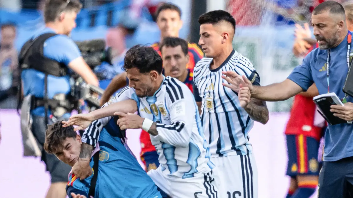 FIFA resmi hukum Argentina dan Spanyol usai tawuran final Piala Dunia. Paredes diskors 10 laga, denda AFA capai 275 ribu euro
