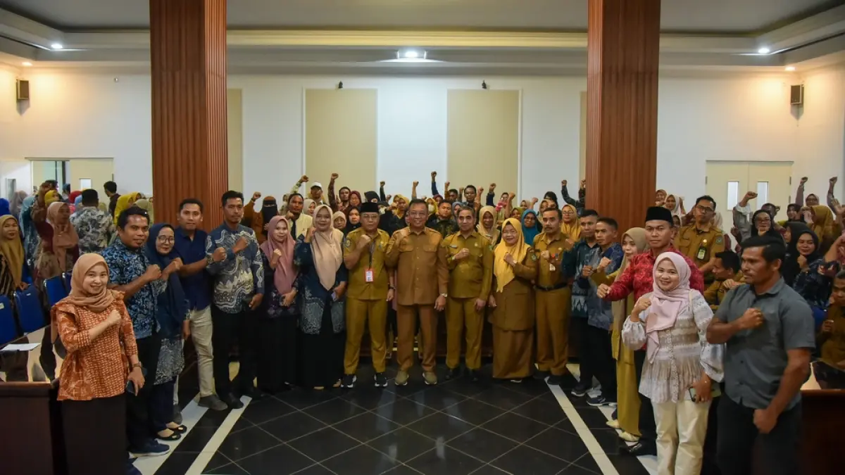 Guru PPPK Paro Waktu berfoto bersama dengan Wali Kota Bima usai audiensi di kantor wali kota setempat, Senin (24/8).