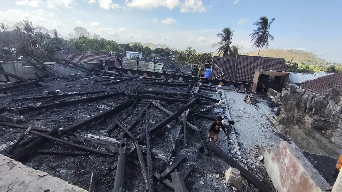 Inilah kondisi masjid Desa Wisata Sade yang luluh lantak dilalap si jago merah di Dusun Sade, Desa Rembitan, Pujut, Lombok Tengah, Rabu (26/8). 