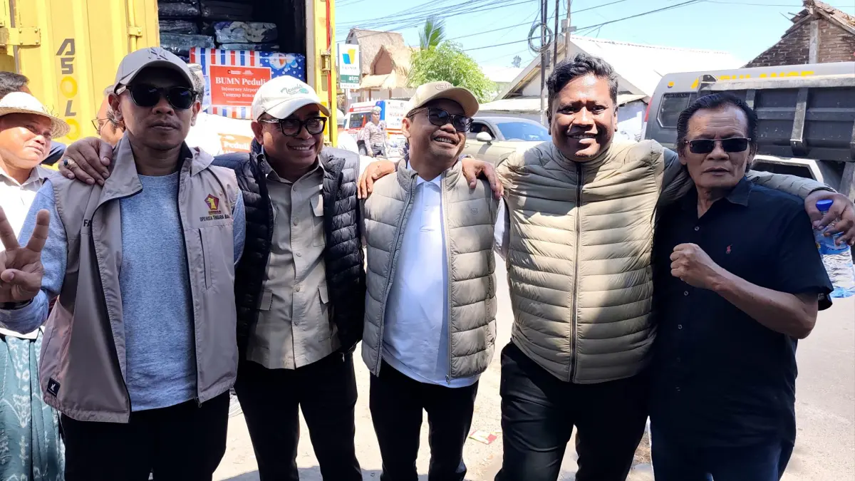 Jajaran Fraksi Gerindra DPRD NTB usai meninjau lokasi kebakaran di Desa Wisata Sade, Dusun Sade, Desa Rembitan, Pujut, Lombok Tengah, Rabu (26/8).
 