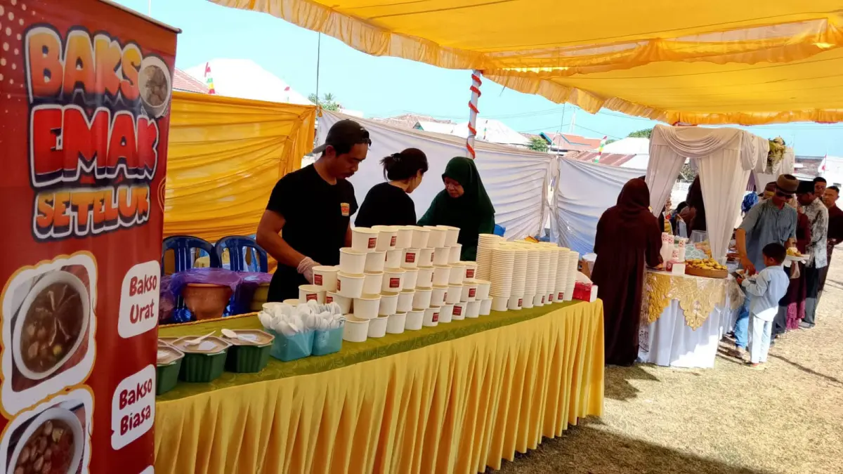 KATERING HAJATAN: Stan Bakso Emak Seteluk yang ambil bagian sebagai katering sebuah hajatan, beberapa waktu lalu.( IST/LOMBOK POST)
