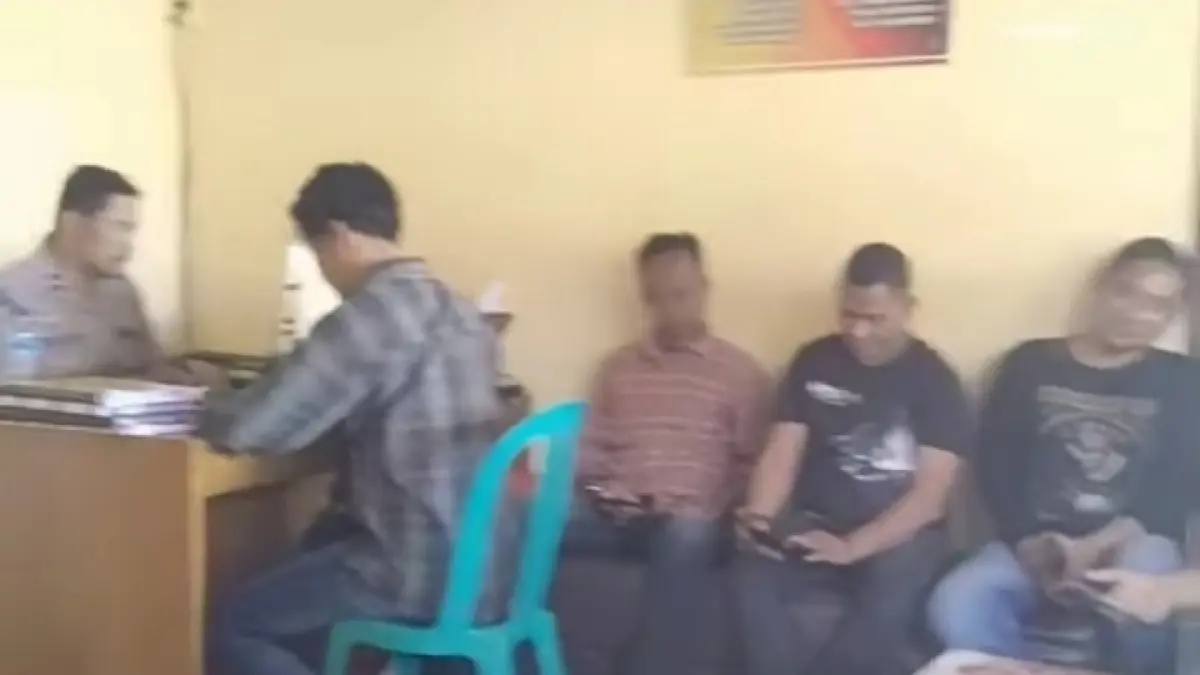 Keluarga Ina Ico saat menyampaikan laporan ke Polres Bima, Rabu (26/8). (Istimewa)