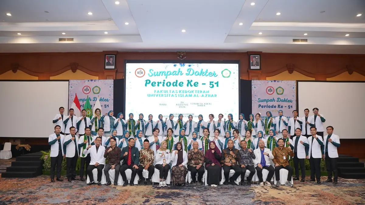 DOKTER BARU: Sebanyak 47 dokter baru FK Unizar foto bersama Ketua Senat Akademik Unizar, Rektor Unizar, para Wakil Rektor, jajaran pimpinan dan Wakil Dekan FK Unizar, dan sejumlah pemangku kepentingan sektor kesehatan usai pengambilan sumpah periode ke-51 di Rinjani Ballroom Hotel Lombok Raya, Mataram, Rabu (26/8).