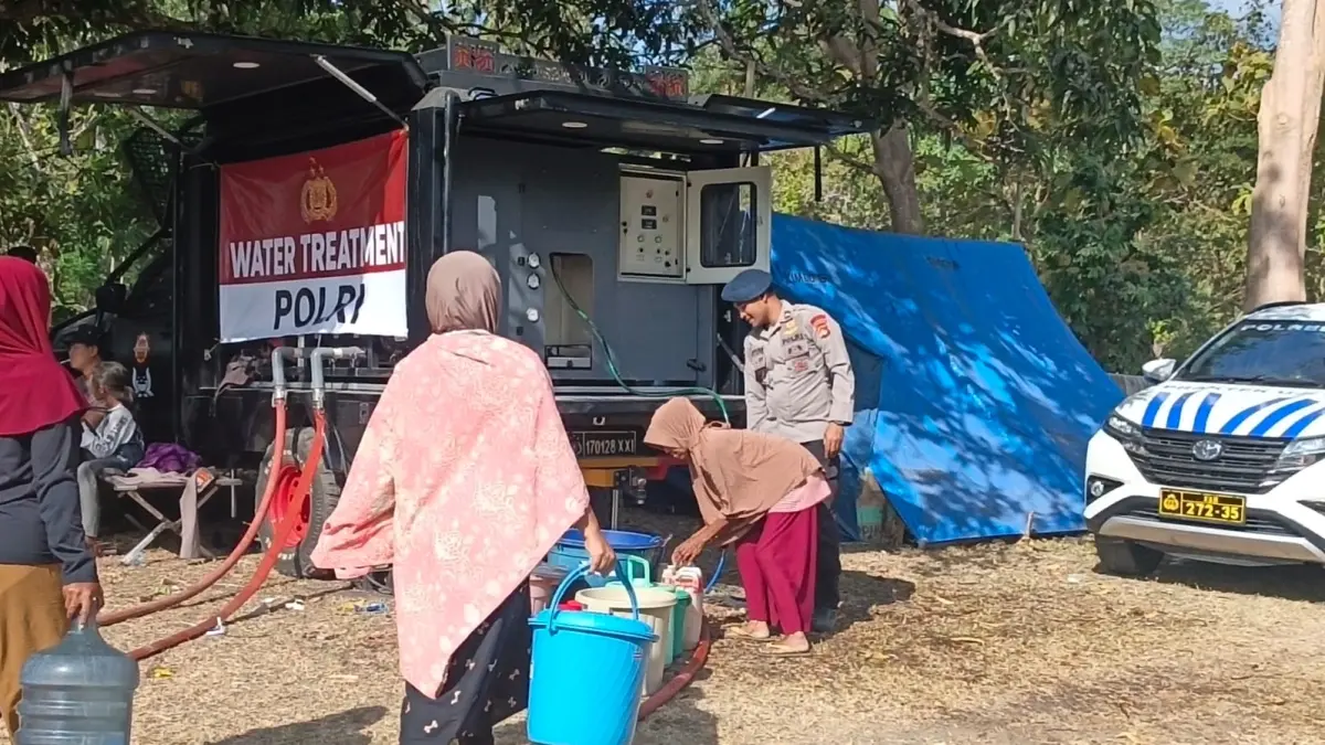 Personel Brimob menyalurkan 1.000 liter air bersih kepada masyarakat untuk memenuhi kebutuhan dasar.