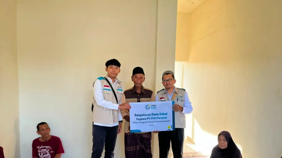 PLN UP3 Sumbawa bersama Yayasan Baitul Maal PLN menyalurkan bantuan sosial kepada warga membutuhkan.