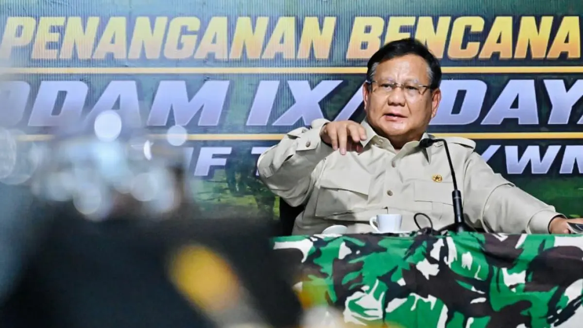 Presiden Prabowo saat memimpin rapat penanganan bencana gempa bumi di Posko Penanganan Gempa Bumi di Batalyon Yonif TP 834/WM, Kabupaten Nagekeo, NTT, pada Rabu (26/8). (BPMI Setpres)