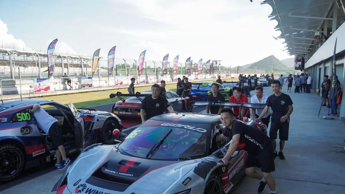 Sejumlah tim mekanik mendorong mobil balap ketika berada di pitlane Sirkuit Internasional Mandalika, Lombok Tengah, beberapa waktu lalu.