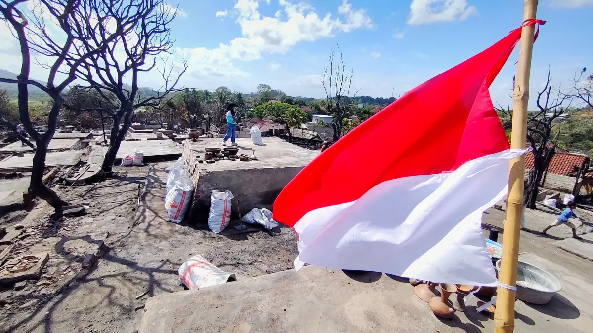Sisa abu dan puing kebakaran Desa Wisata Sade sudah mulai dibersihkan warga di Dusun Sade, Desa Rembitan, Pujut, Loteng, Selasa (25/8).