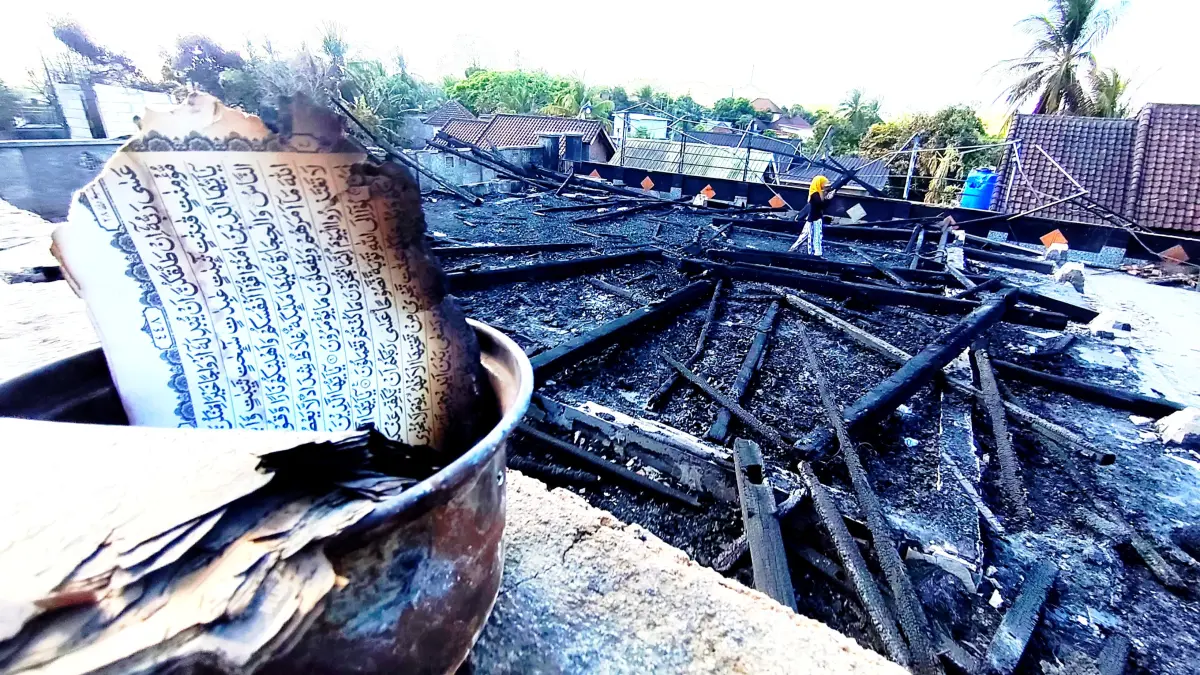 Sisa puing bangunan masjid ludes terbakar Desa Wisata Sade di Dusun Sade, Desa Rembitan, Pujut, Loteng, Selasa (25/8).
