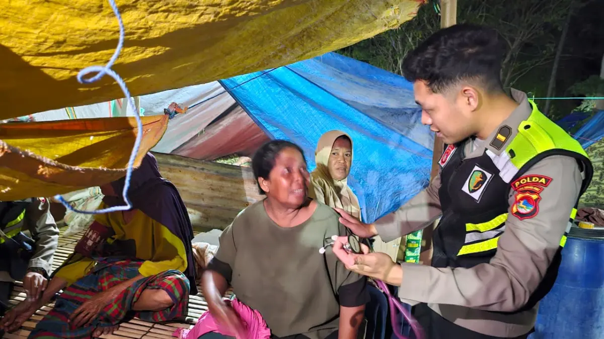 Tim Biddokkes Polda NTB memberikan layanan kesehatan bagi warga NTT.