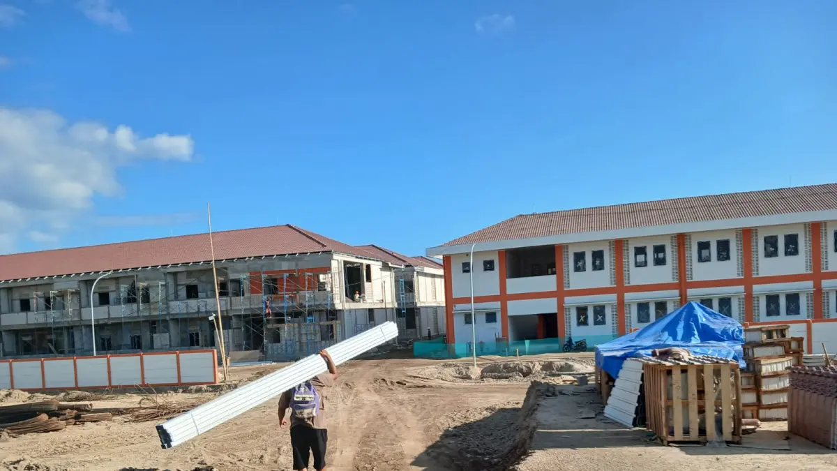 TUNDA MPLS: Gedung Sekolah Rakyat KLU sejauh ini belum siap melaksanakan pembelajaran karena pembangunannya masih berlangsung.