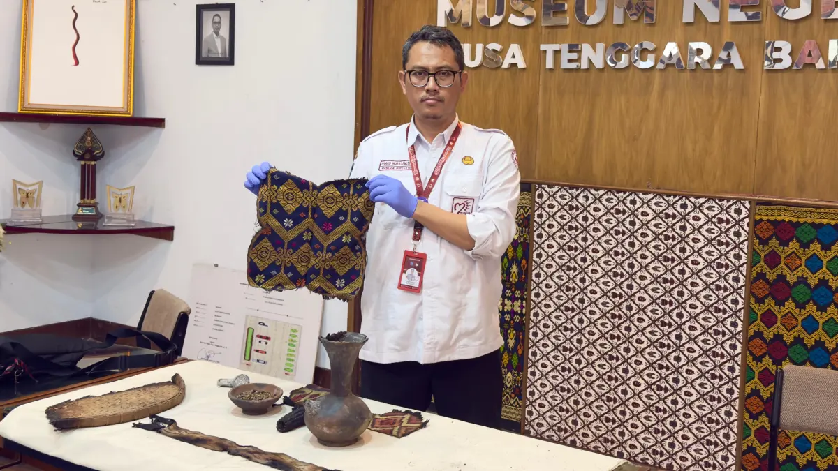 BAGIAN SEJARAH: Kepala Museum NTB Ahmad Nuralam menunjukkan bukti fisik warisan budaya dan sejarah, dari sisa musibah kebakaran Desa Adat Sade yang berhasil diselamatkan, Rabu (26/8). (YUYUN/LOMBOK POST)