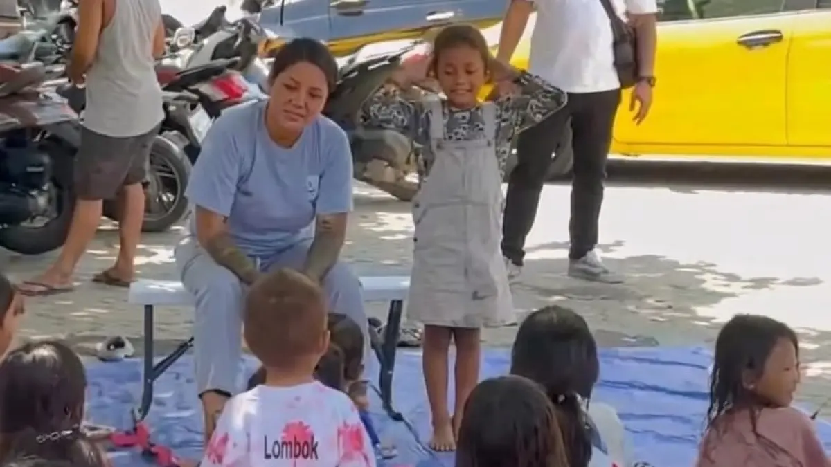 BEREMPATI: Yayasan Cili Community House melaksanakan trauma healing kepada anak-anak Kampung Sade.