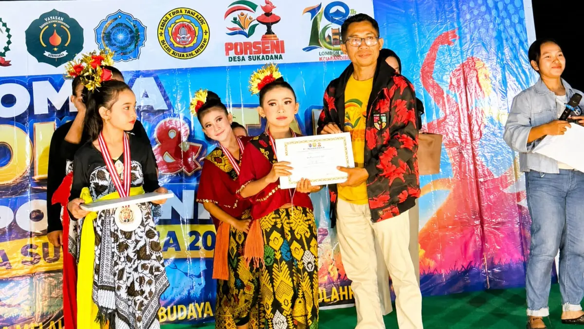 BUDAYA LOKAL: Penyerahan hadiah kepada pemenang lomba tari di ajang Porseni Desa Sukadana.