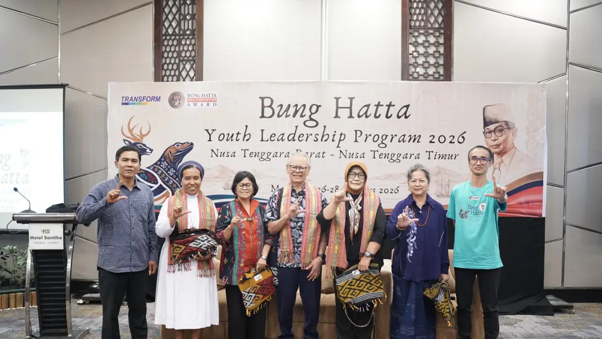 Dra. Halida Nuriah Hatta, M.A., Erry Riyana Hardjapamekas, Prof. Dr. Sitti Hilyana, M.Si., Suster Fransiska Imakulata SSpS, dan lainnya berfoto bersama.