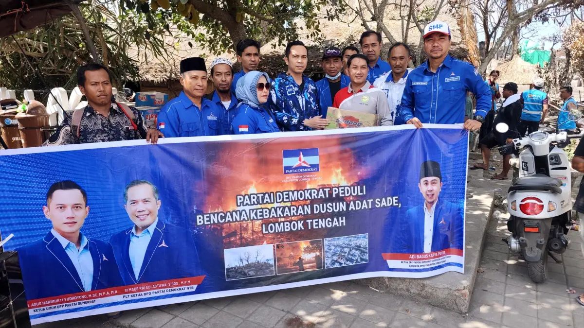 Jajaran DPC Partai Demokrat Lombok Tengah bergerak cepat menyerahkan bantuan kepada para korban kebakaran di Desa Wisata Sade, Dusun Sade, Desa Rembitan, Pujut, Lombok Tengah, Kamis (27/8).
