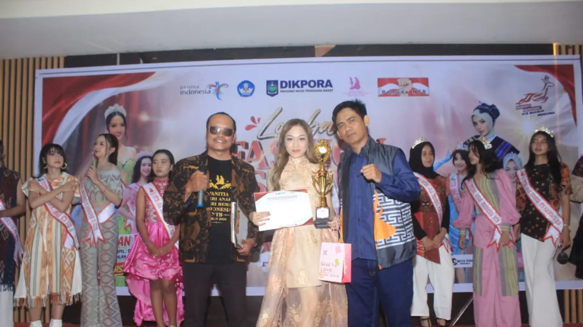 Kabid Pembinaan dan Pengembangan Kepemudaan Dikpora NTB, H. Tarmidzi (kanan) bersama juara. (Dikpora NTB)