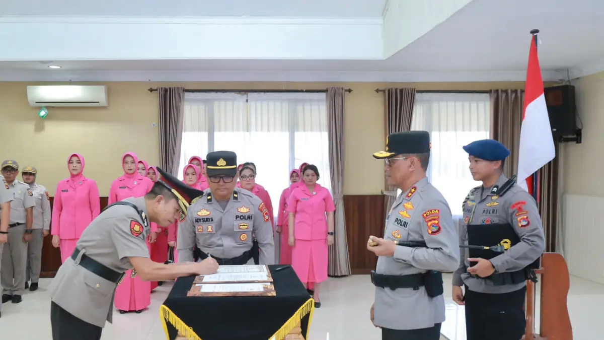 Kepala Bidang Hukum Polda NTB Kombes Pol Muhammad Erfan (kiri) menandatangani berita acara sertijab disaksikan Kapolda NTB Irjen Pol. Kalingga Rendra Raharja, Kamis (27/8).