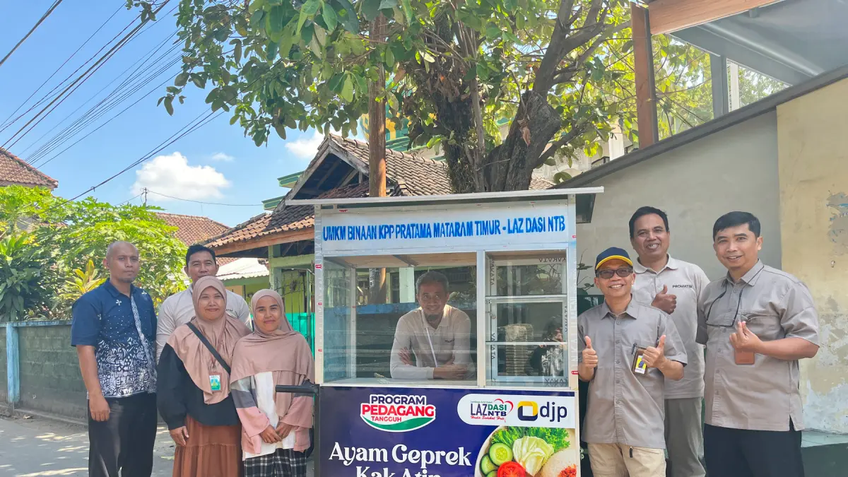 KPP Pratama Mataram Timur bersama LAZ DASI memberikan gerobak dagang kepada sejumlah pelaku UMKM di Kecamatan Gunungsari, Lombok Barat.