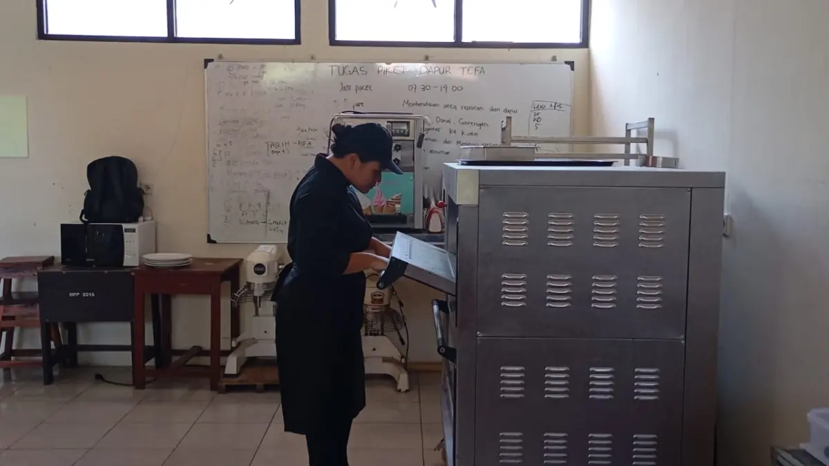 PRAKTIK: Siswi SMKN 4 Mataram Jurusan Tata Boga melaksanakan praktik di Ruang Praktik Sekolah (RPS) setempat, belum lama ini.

