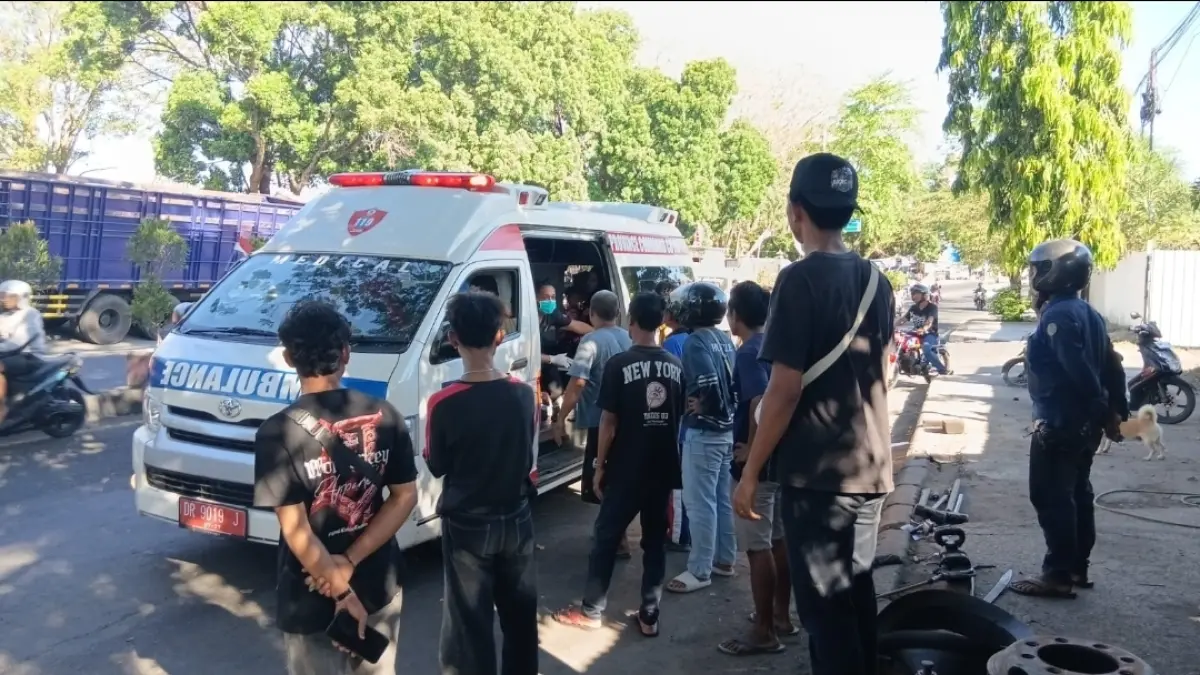 Salah satu ambulance yang membawa keluarga korban ke RSUP NTB, Kamis (27/8/2026). (NURUL/LOMBOK POST)