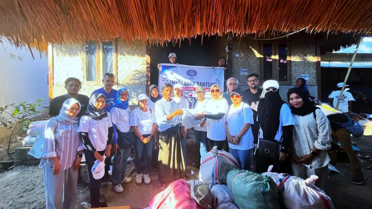 SALURKAN BANTUAN: DPD ASITA NTB menyerahkan bantuan untuk korban kebakaran Desa Wisata Sade Rembitan, Lombok Tengah, Kamis (27/6). (IST/LOMBOK POST)