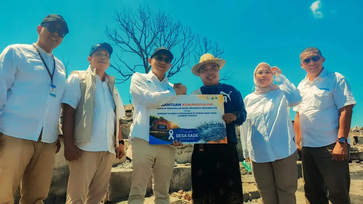 SERAHKAN BANTUAN: Kepala KPwBI NTB Hario K Pamungkas (tiga dari kiri) menyerahkan bantuan kepada Ketua Pokdarwis Kampung Adat Sasak Sade Sanah Hardinata, Rabu (26/8). (IST/LOMBOK POST)