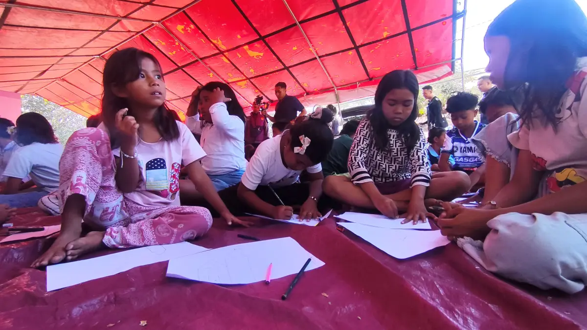 TRAUMA HEALING: Puluhan anak-anak korban kebakaran Desa Wisata Sade antusias menggambar rumah impian di tenda darurat di Dusun Sade, Desa Rembitan, Pujut, Loteng, Rabu (26/8).