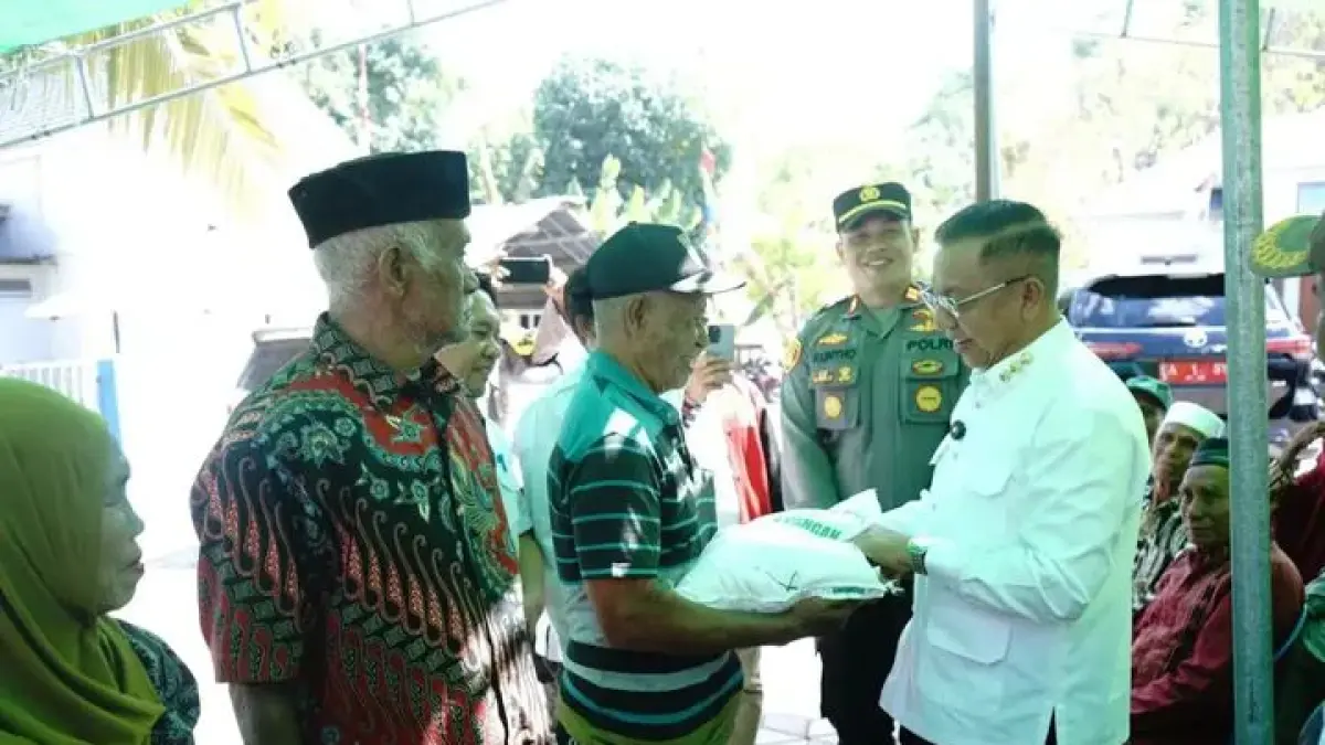 Wali Kota Bima HA Rahman H Abidin menyerahkan bantuan beras kepada warga Kelurahan Kodo di halaman kantor wali kota setempat, Rabu (26/8).