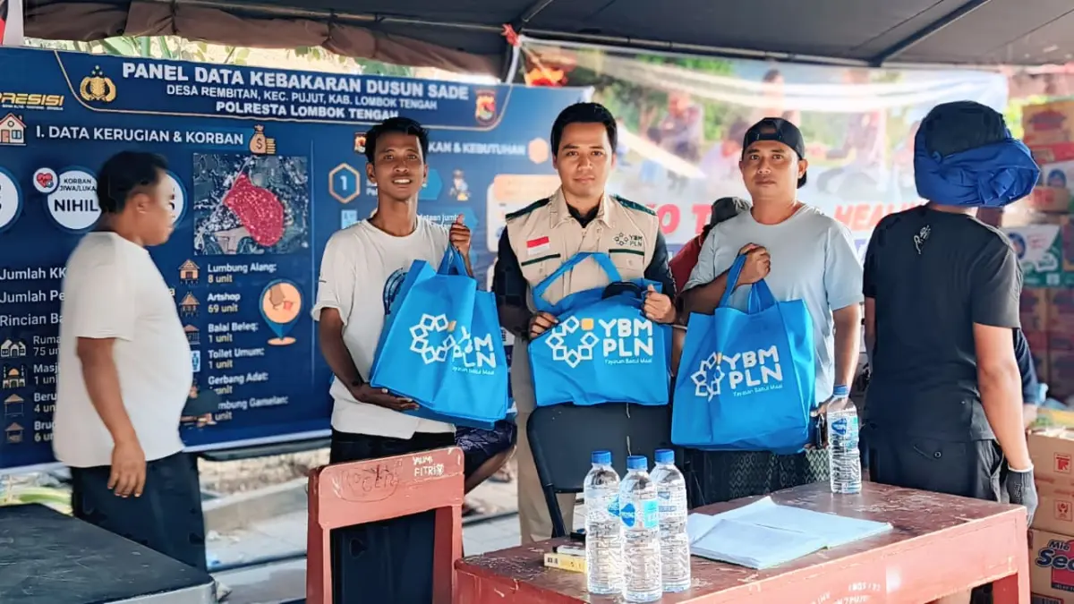 YBM PLN UIP Nusra menyerahkan bantuan sembako dan perlengkapan ibadah kepada korban terdampak kebakaran di Desa Adat Sade, Lombok Tengah.