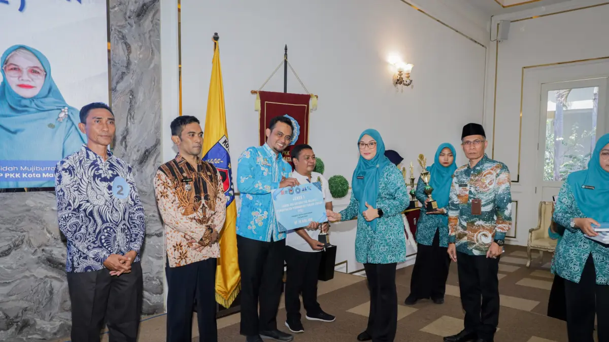 RAIH JUARA: Ketua TP PKK Kota Mataram Hj Kinastri Mohan Roliskana menyerahkan hadiah kepada Camat Selaparang Mulya Hidayat usai KWT Suli Mekar, Lingkungan Gegutu Barat, Kelurahan Rembiga, ditetapkan sebagai juara lomba Aku Hatinya PKK melalui P2L tingkat Kota Mataram, Kamis (27/8).