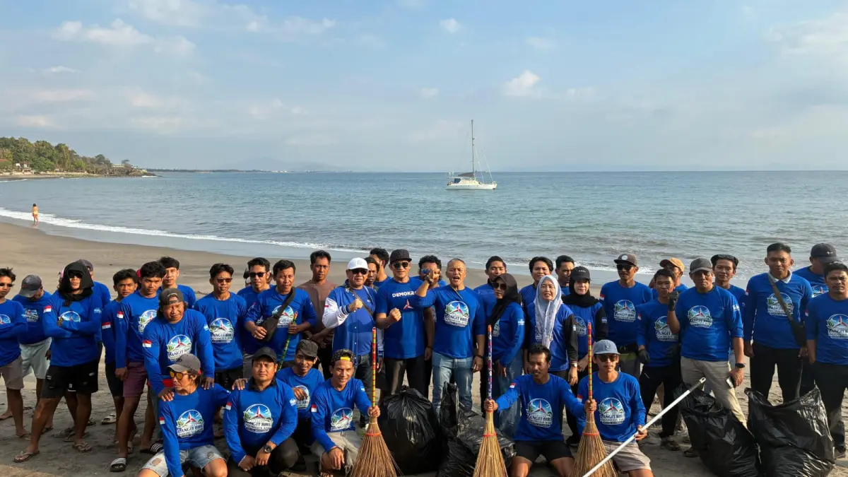 AKSI BERSIH PANTAI: Ketua DPC Partai Demokrat Lombok Barat M. Zain Darmat bersama kader, anggota Fraksi Demokrat DPRD Lobar, dan masyarakat saat melakukan aksi bersih-bersih di kawasan Pantai Batu Bolong, Jumat (28/8). 