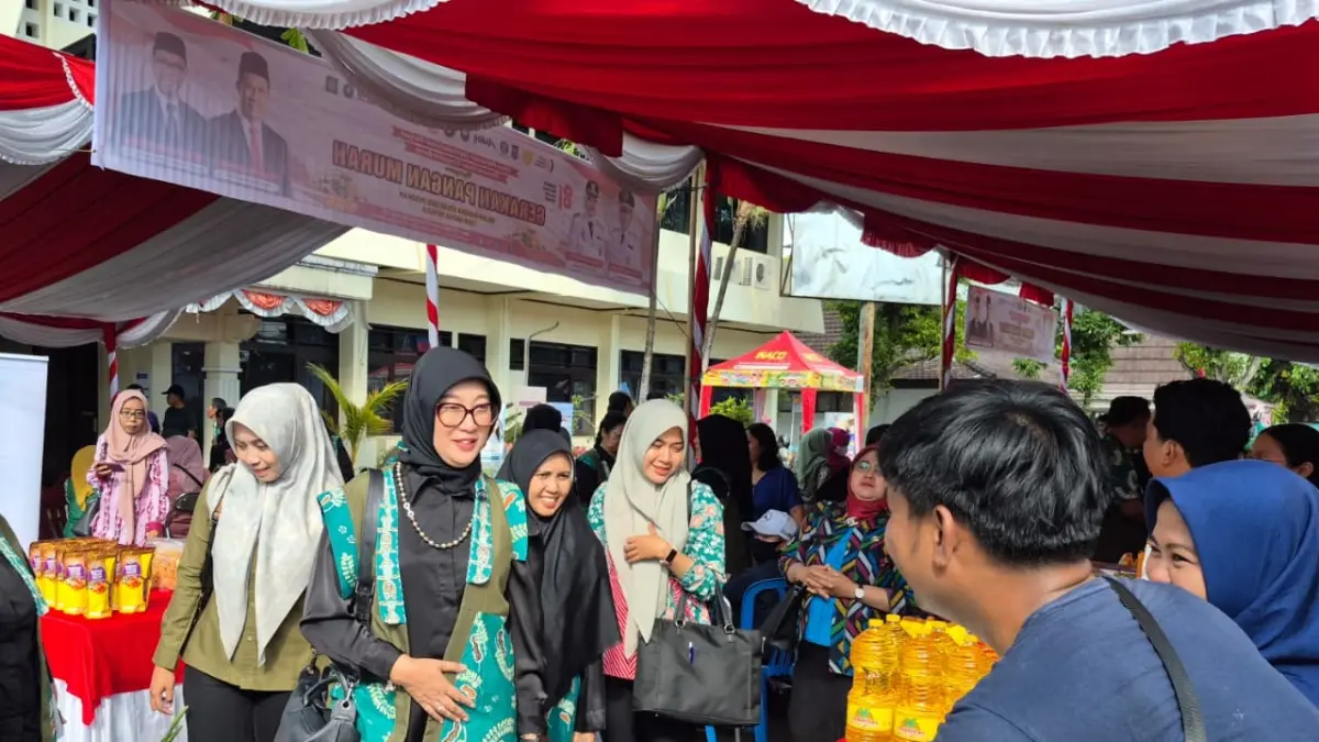 AKSI SOSIAL: Ketua TP PKK Sinta Agathia saat menghadiri rangkaian kegiatan menyambut puncak HKG PKK ke-54 Tingkat Provinsi NTB di Kantor TP PKK Provinsi NTB, Kamis (27/8).

