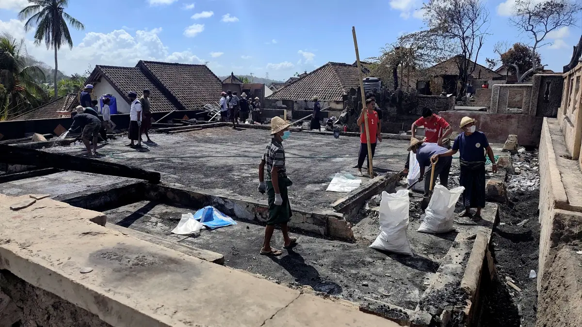 ANGGARAN MASJID KLIR: Warga bergotong-royong membersihkan puing-puing bangunan masjid yang terbakar di Desa Wisata Sade, Dusun Sade, Desa Rembitan, Pujut, Loteng, Kamis (27/8).