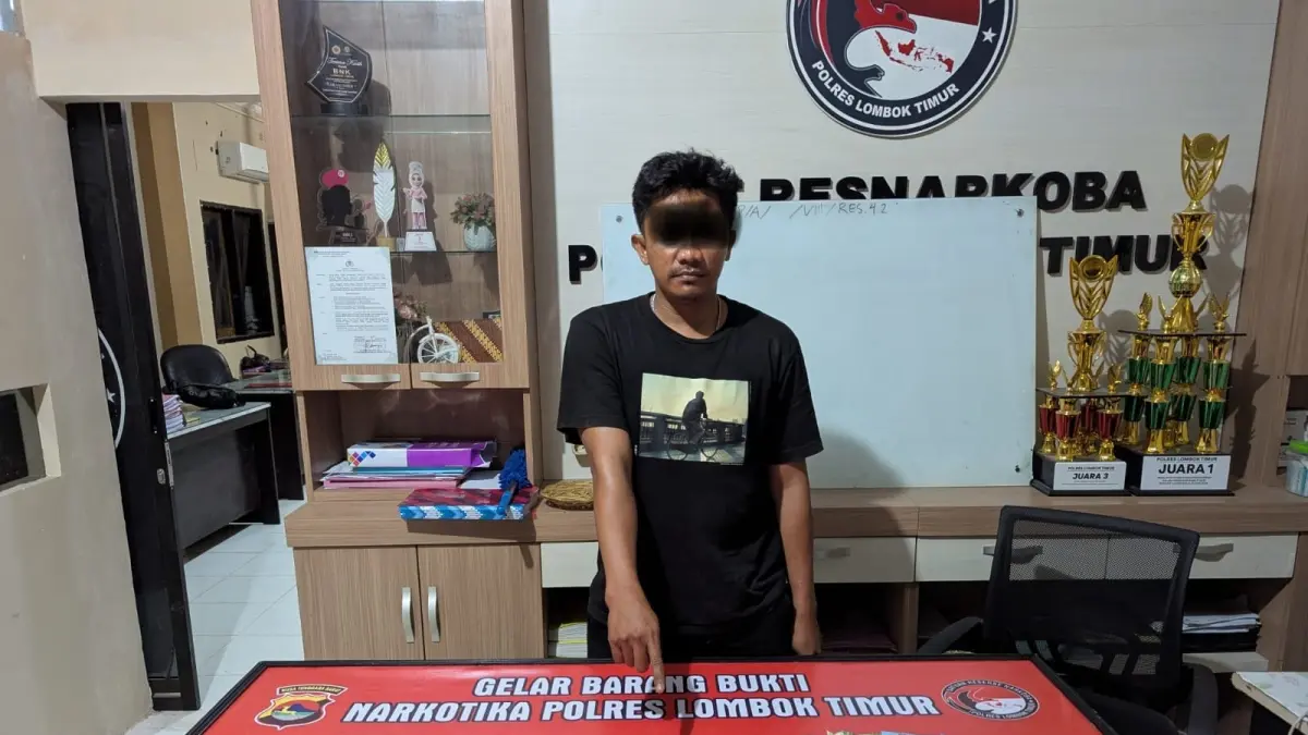 BARANG HARAM: Terduga pelaku bersama barang bukti narkoba yang diamankan Satresnarkoba Polres Lombok Timur