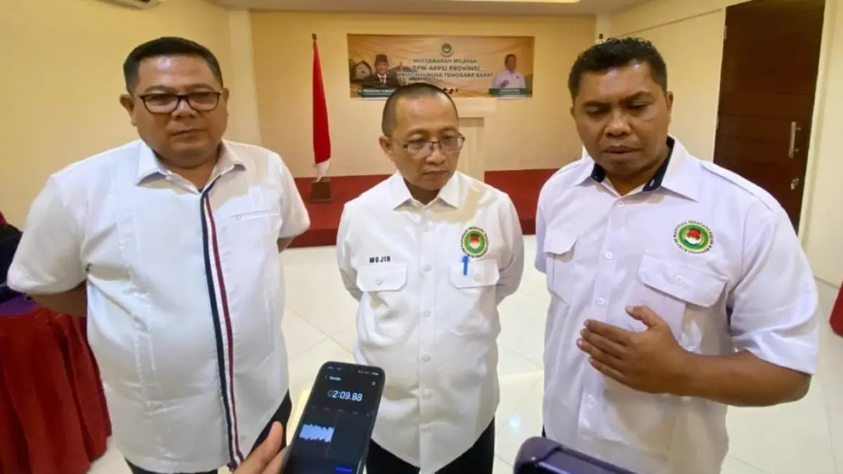 BERI PENJELASAN: Ketua DPD APPSI NTB yang juga Ketua DPC Gerindra Kota Mataram Abd. Rachman bersama Sekretaris DPP APPSI M Mujiburrohman dan Sekretaris DPD APPSI NTB Iwan Pandjidinata saat memberikan keterangan kepada wartawan.