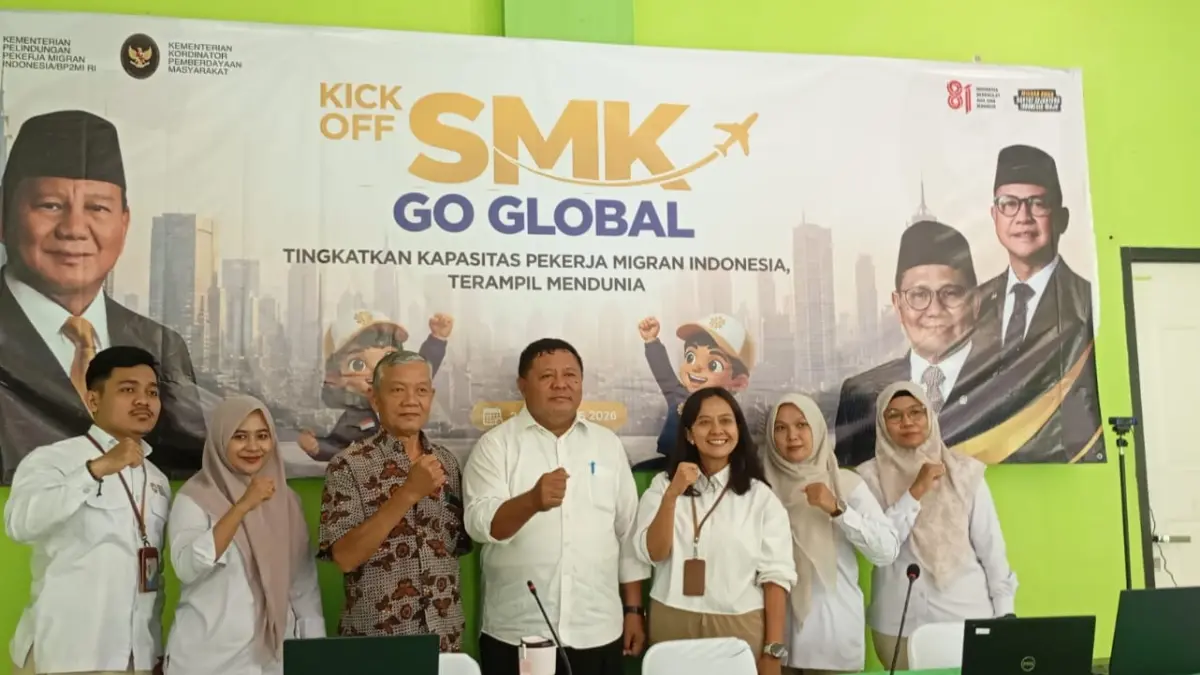 FOTO BERSAMA: Ketua Tim Kelembagaan sekaligus Fungsional Pengantar Kerja Ahli Madya BP3MI NTB Made Setianingrum (tiga dari kanan) bersama kepala SMKPPN Mataram di sesla-sela kegiatan pelatihan kick off SMK Go Global di Aula SMKPPN Mataram, Rabu (26/8).