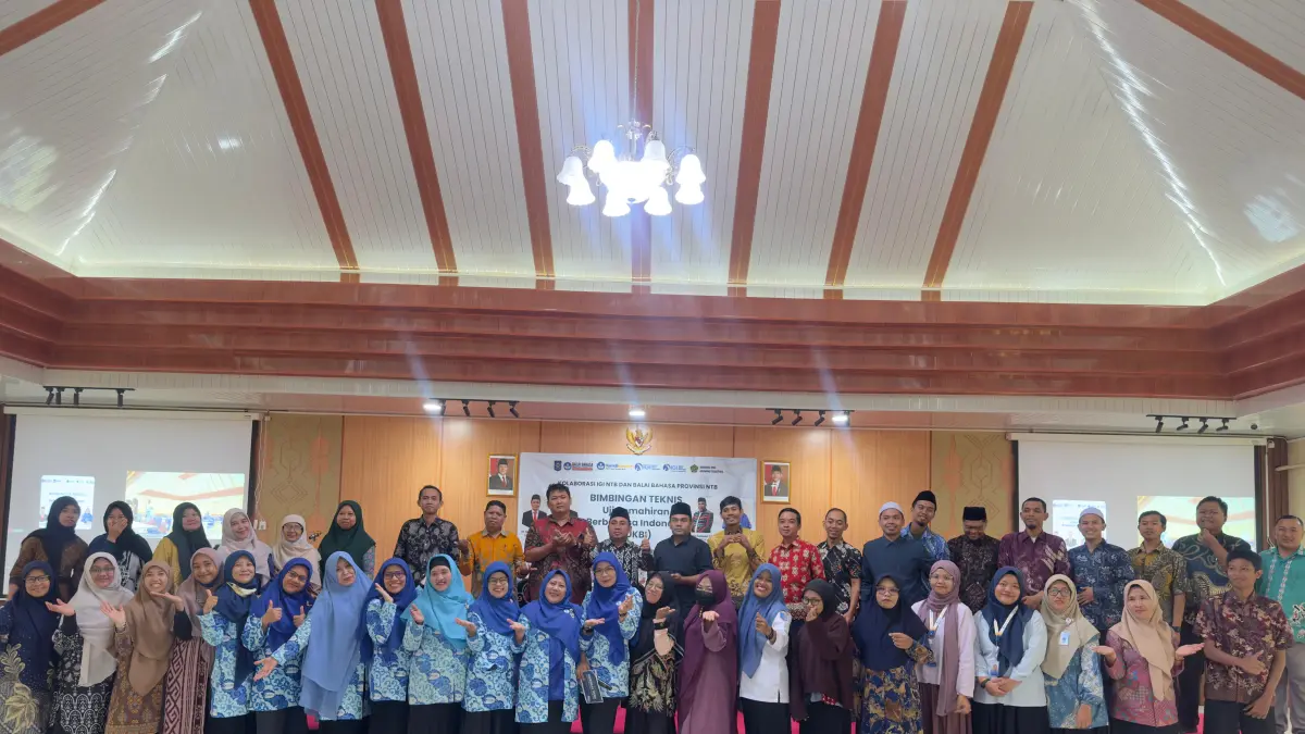 FOTO BERSAMA: Pengurus IGI NTB foto bersama pihak Balai Bahasa NTB, BGTK NTB, dan peserta Bimtek UKBI di Aula BGTK NTB, Kamis (27/8).