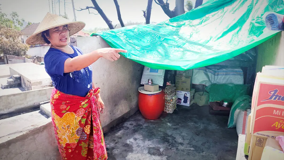 Kurmia menunjukkan beberapa bantuan sembako yang diterimanya dari donatur di Desa Wisata Sade, Dusun Sade, Desa Rembitan, Pujut, Lombok Tengah, Kamis (27/8).