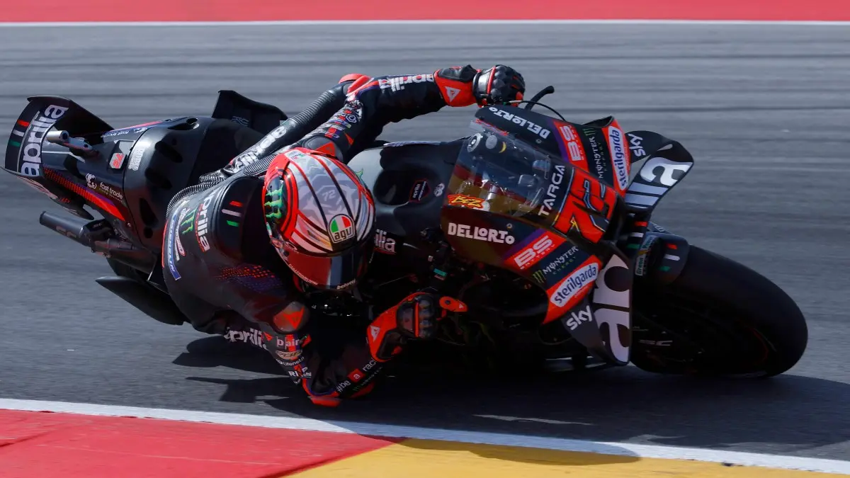 Marco Bezzecchi pecahkan rekor lap dan puncaki Practice MotoGP Aragon. Alex dan Marc Marquez mengejar, sementara Bagnaia ke Q1. (Photo AFP)