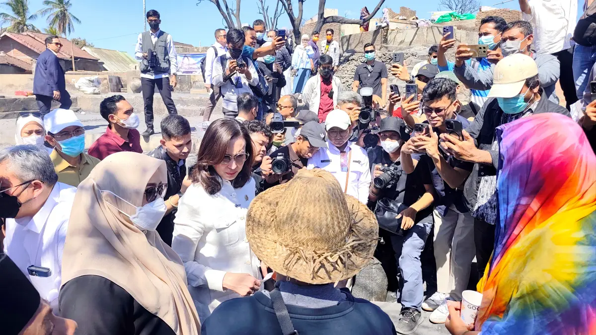 Menteri Pariwisata RI Widiyanti Putri Wardhana didampingi Wakil Gubernur NTB Indah Damayanti Putri saat berdialog dengan korban terdampak kebakaran di Desa Wisata Sade, Dusun Sade, Desa Rembitan, Pujut, Loteng, Kamis (27/8).