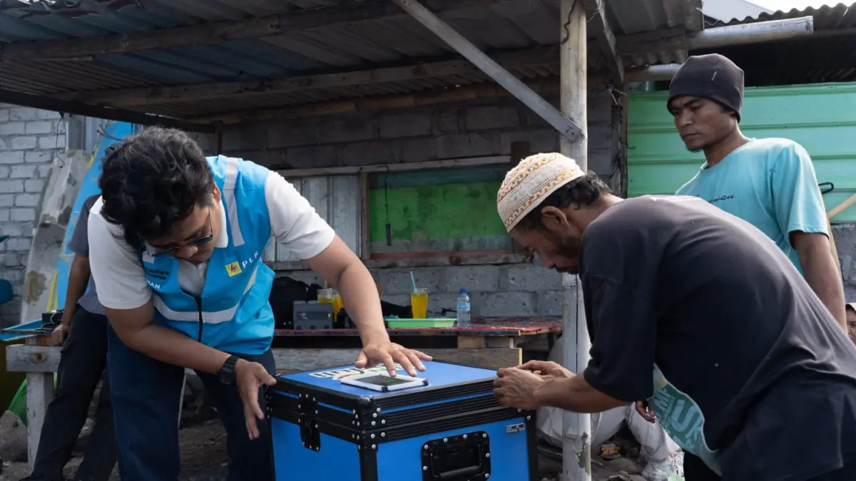 Officer Komunikasi dan TJSL PLN UIP Nusra Raden Moh. Ayman Nasir (kiri) menjelaskan cara pengoperasian baterai dan mesin kapal berbasis listrik kepada nelayan Desa Labuan Pandan, Kecamatan Sambelia, Lombok Timur.