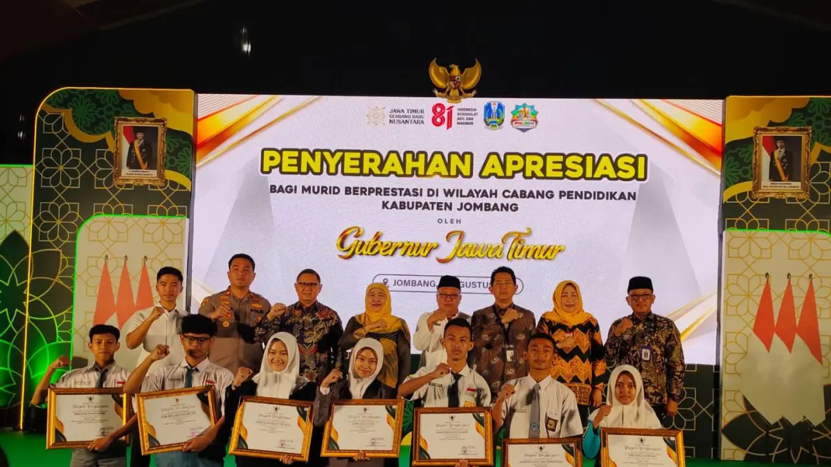 Penyerahan Apresiasi bagi murid berprestasi di wilayah cabang pendidikan Kabupaten Jombang oleh Gubernur Jawa Timur Khofifah Indar Parawansa di Aula Gedung SMKN 3 Jombang, Jumat (28/08/2026).  Azra (tengah) santri asal NTB menjadi salah satu penerima.