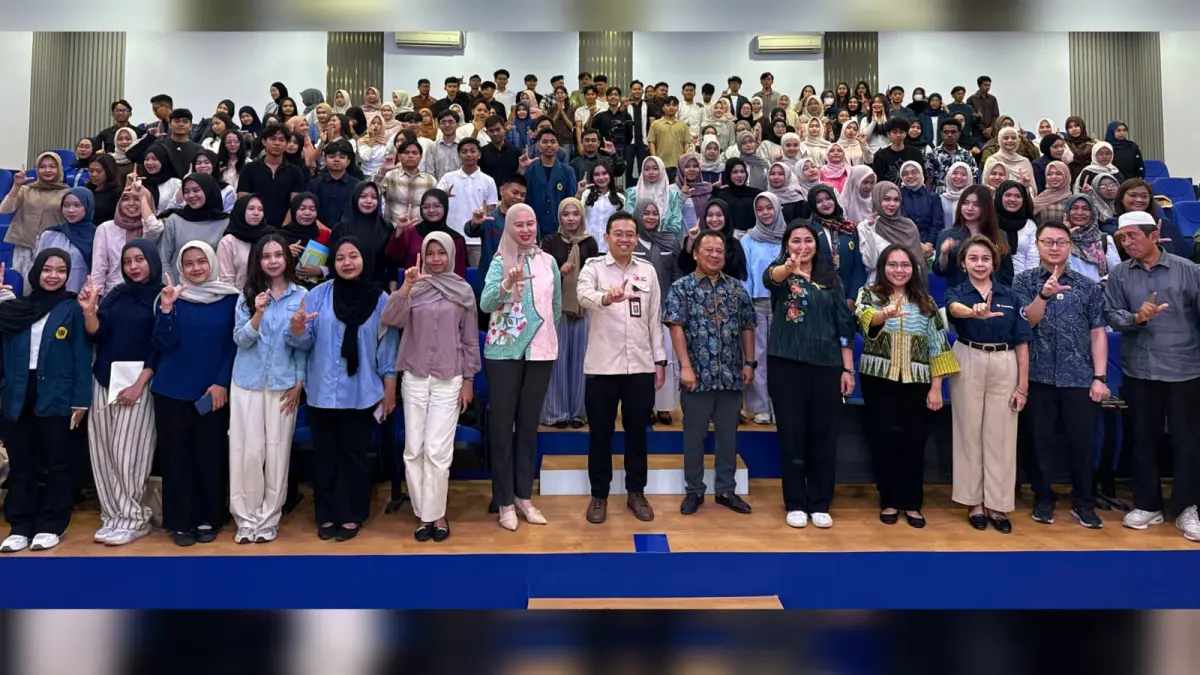 Perwakilan OJK NTB dan AFPI bersama mahasiswa FEB Unram usai kegiatan Pindar Mengajar bertema Cerdas Mengelola, Bijak Bertransaksi di Mataram, Rabu (26/8). (IST/LOMBOK POST)