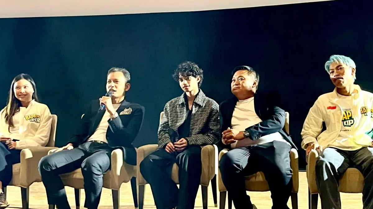 PREMIER PERDANA: Jajaran pemain dan tim produksi yang memberikan greeting usai gala premier perdana film Bapakmu Kiper di studio 1 Lombok Epicentrum Mall (LEM) Mataram, Jumat (28/8). (FERIAL/LOMBOK POST)