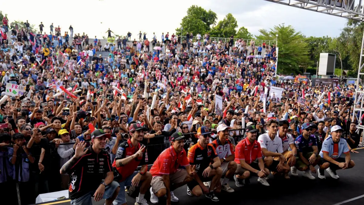 Ribuan masyarakat Kota Mataram tumpah ruah saat menghadiri kegiatan Riders Parade saat ajang MotoGP Mandalika 2025. Penyelenggara telah membuka presale 2 tiket MotoGP Mandalika 2026.
