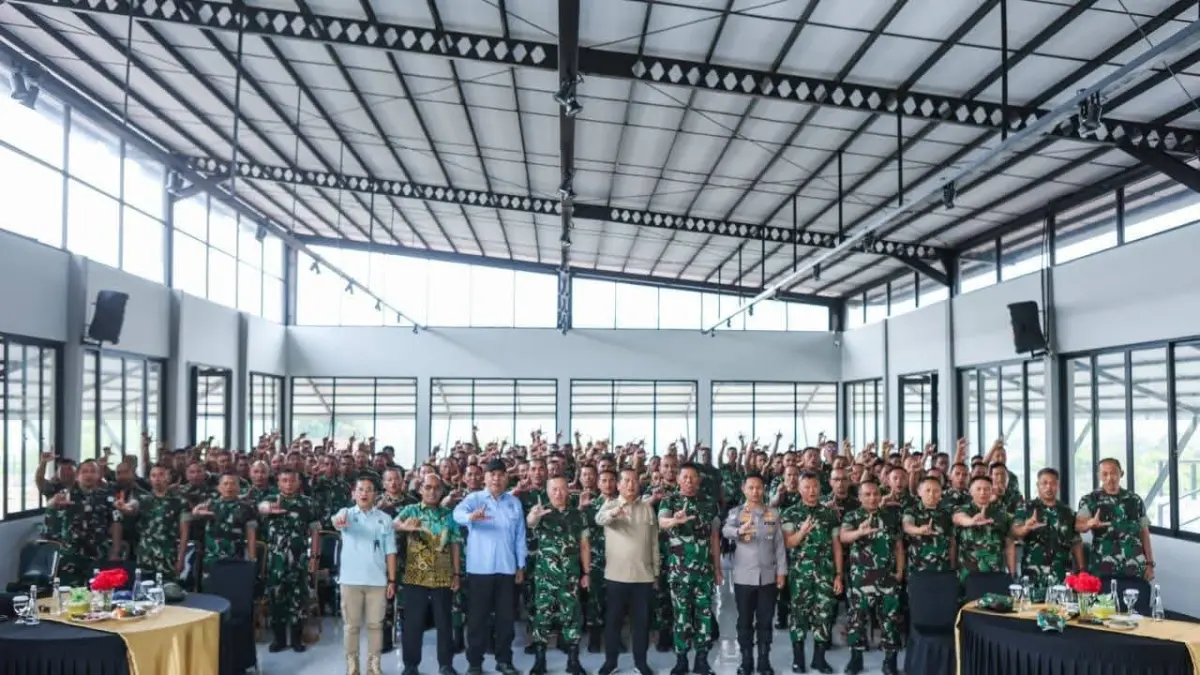 SINERGI: Gubernur NTB Lalu Muhamad Iqbal bersama Pangdam IX/Udayana Mayjen TNI Piek Budyakto saat menghadiri Apel Komandan Satuan (Dansat) Jajaran Korem 162/Wira Bhakti Tahun 2026 di Sembalun, Lombok Timur, Kamis (27/8).

