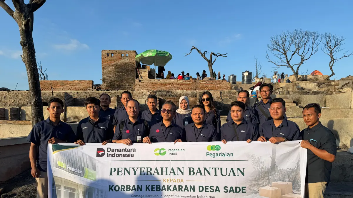 PEDULI KORBAN KEBAKARAN: Pimpinan PT Pegadaian (Persero) Cabang Praya Gunaji Agus Wibowo bersama jajaran dan anggota IIKP menyerahkan bantuan perlengkapan dapur kepada warga terdampak kebakaran di Desa Adat Sade, Desa Rembitan, Kecamatan Pujut, Lombok Tengah.